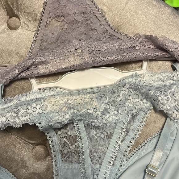 Jessica Simpson brand three-piece set, bralette and two lace thongs - Picture 9 of 11